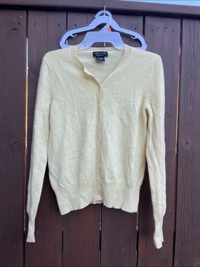 Lord & Taylor Pastel yellow Crewneck Button Cardigan. Small. 100% cashmere